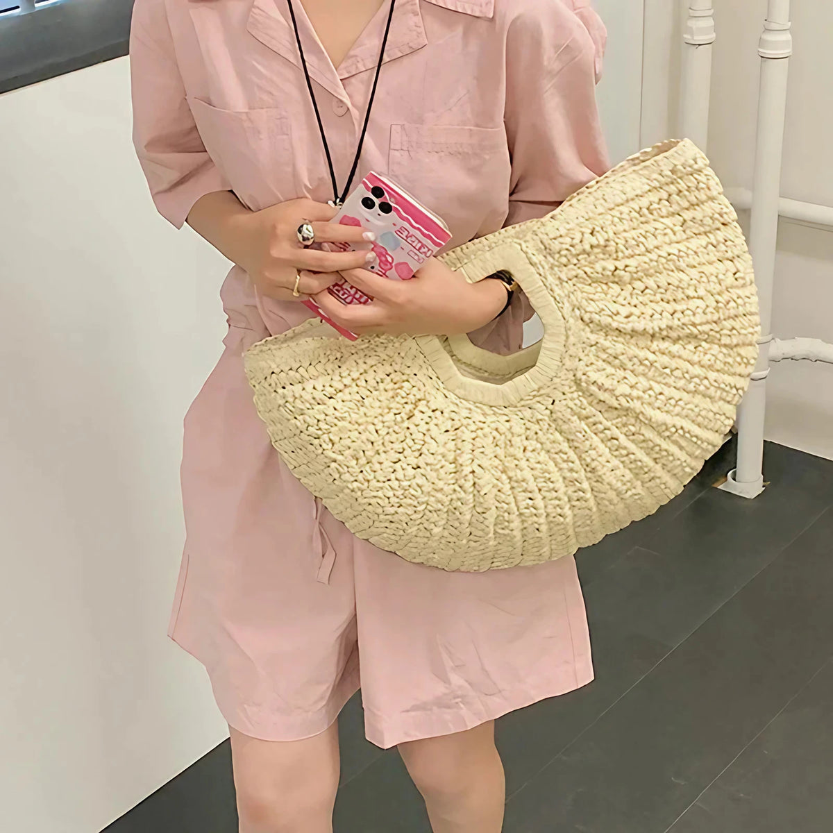 Sac demi-lune tressé femme, porté main ou poignet, 40 x 27 cm, crème