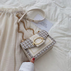 Petit sac bandoulière femme à maillons dorés et rabat aimanté, blanc