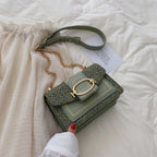 Petit sac bandoulière femme à maillons dorés et rabat aimanté, vert
