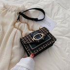 Petit sac bandoulière femme à maillons dorés et rabat aimanté, noir