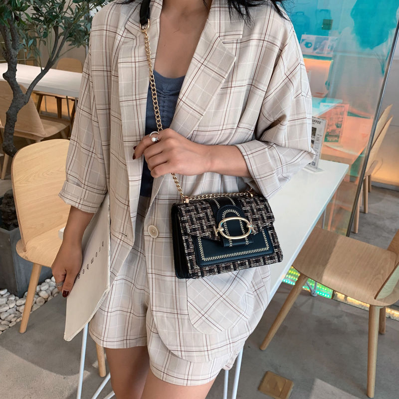 Petit sac bandoulière femme à maillons dorés et rabat aimanté