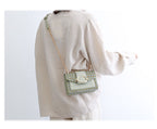 Petit sac bandoulière femme à maillons dorés et rabat aimanté