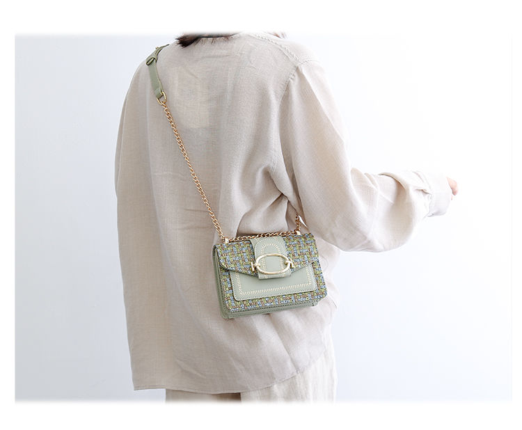 Petit sac bandoulière femme à maillons dorés et rabat aimanté