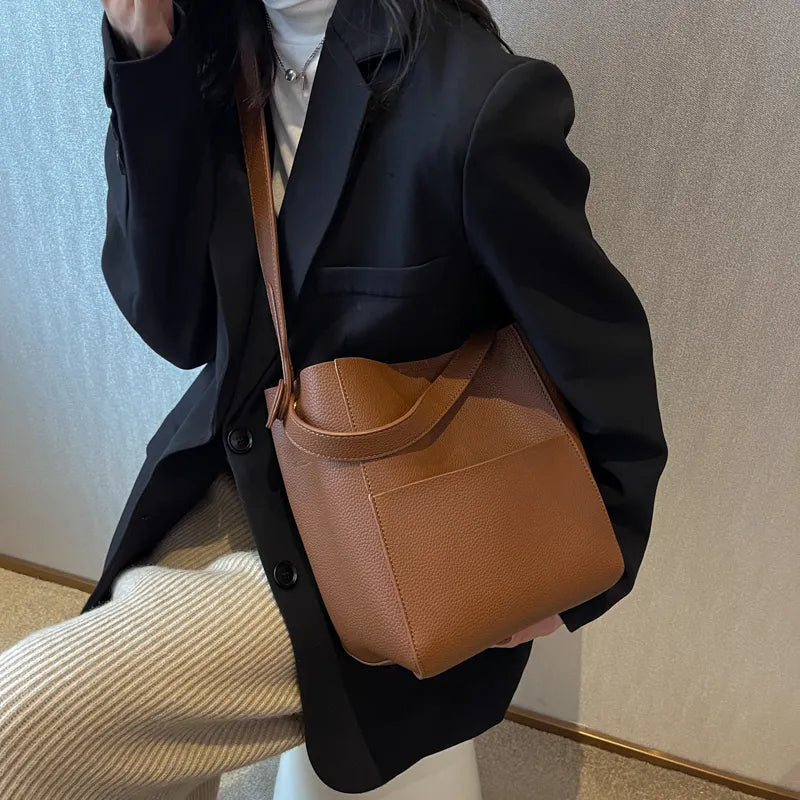 Sac seau femme en similicuir, porté main, épaule ou croisé