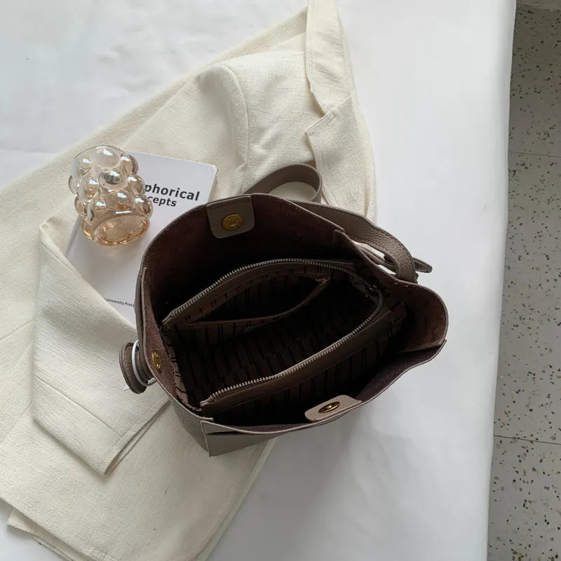 Sac seau femme en similicuir, porté main, épaule ou croisé