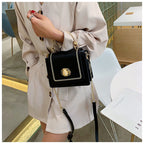Petit sac carré femme à chaîne dorée et rabat aimanté