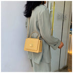 Petit sac carré femme à chaîne dorée et rabat aimanté