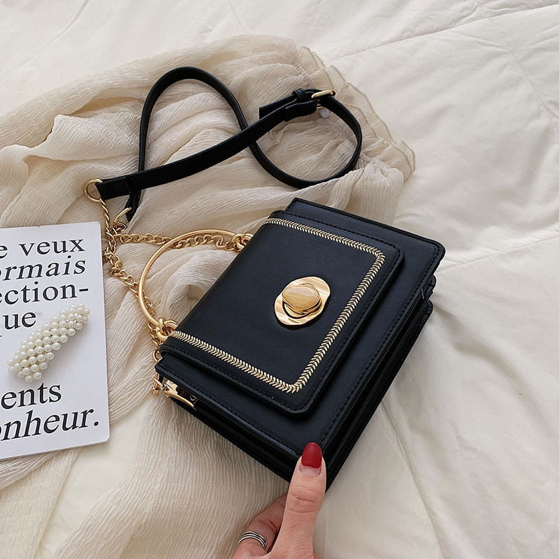 Petit sac carré femme à chaîne dorée et rabat aimanté, noir