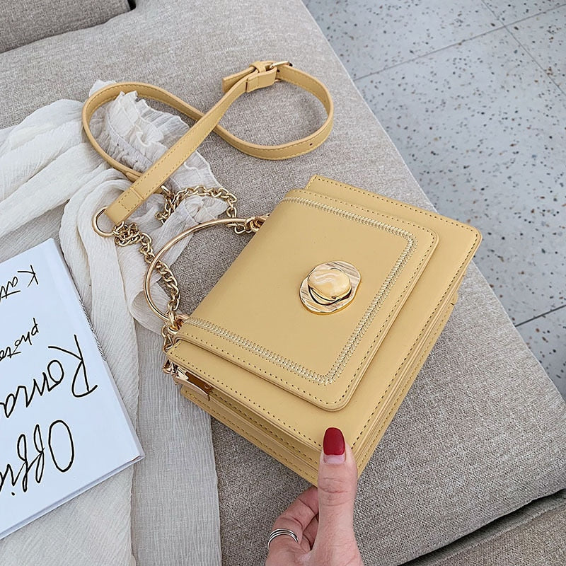 Petit sac carré femme à chaîne dorée et rabat aimanté, jaune