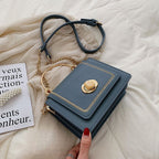 Petit sac carré femme à chaîne dorée et rabat aimanté, bleu