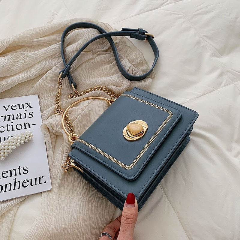 Petit sac carré femme à chaîne dorée et rabat aimanté, bleu