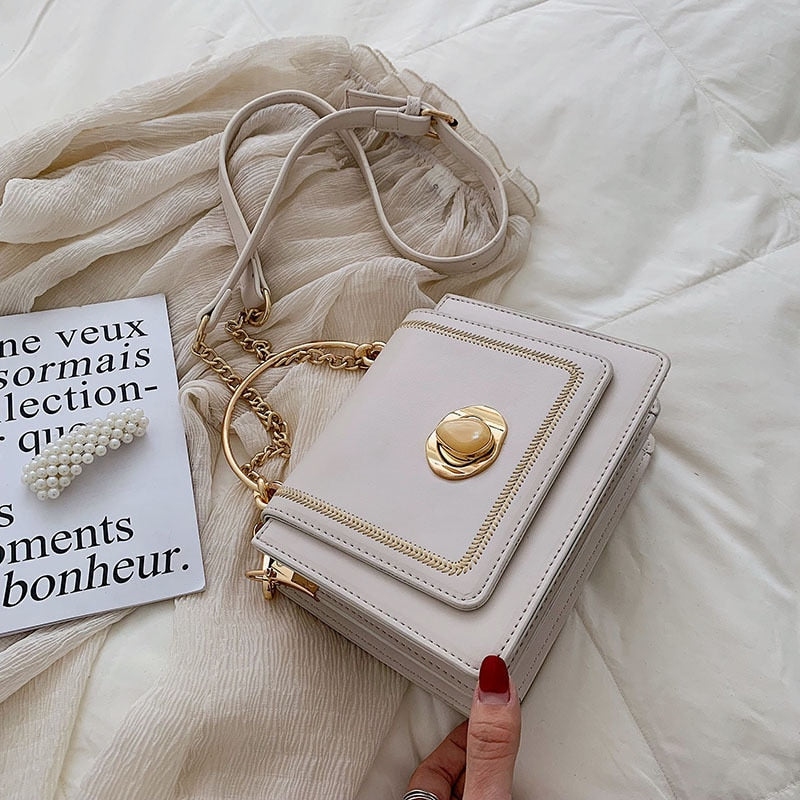 Petit sac carré femme à chaîne dorée et rabat aimanté, blanc