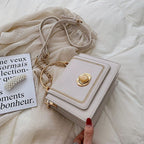 Petit sac carré femme à chaîne dorée et rabat aimanté, blanc