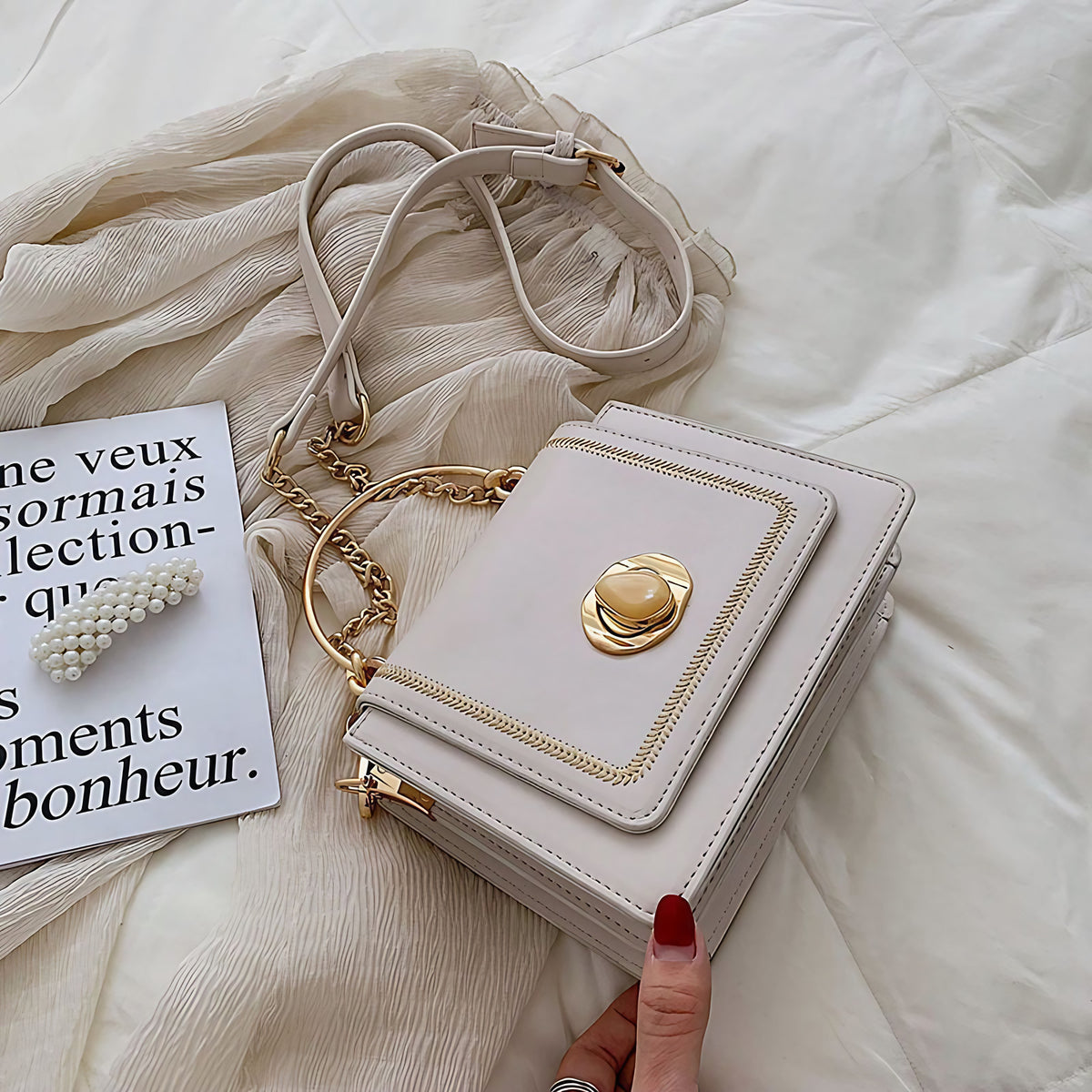 Petit sac carré femme à chaîne dorée et rabat aimanté, blanc