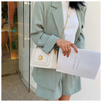 Petit sac carré femme à chaîne dorée et rabat aimanté
