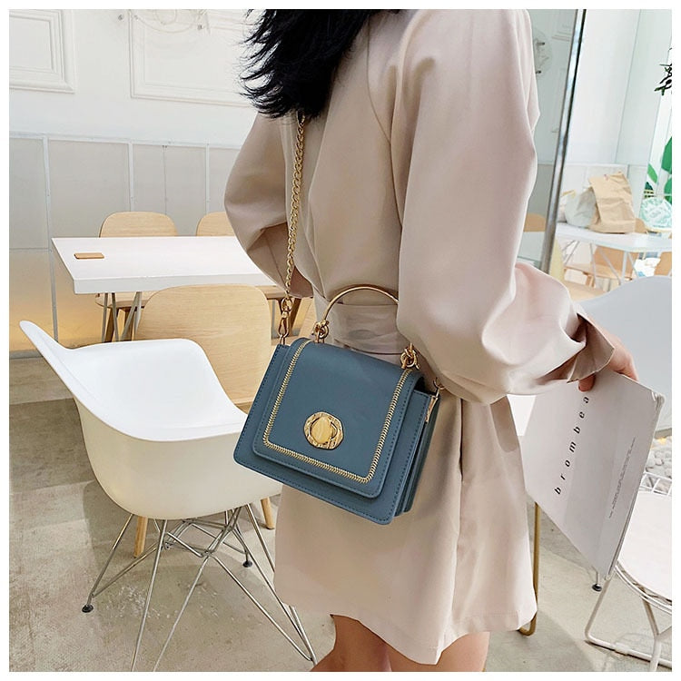 Petit sac carré femme à chaîne dorée et rabat aimanté