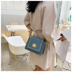 Petit sac carré femme à chaîne dorée et rabat aimanté