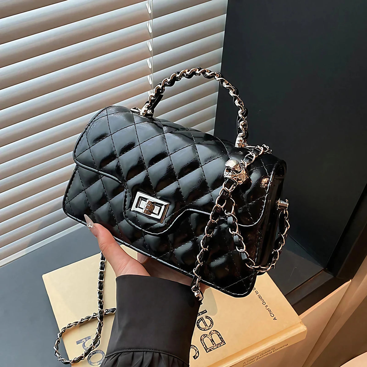 Sac bandoulière matelassé femme, anse rigide et longue chaîne, noir