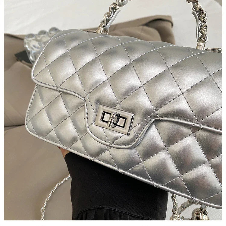 Sac bandoulière matelassé femme, anse rigide et longue chaîne