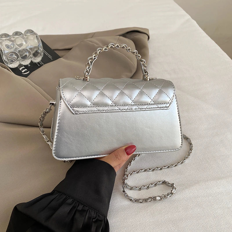 Sac bandoulière matelassé femme, anse rigide et longue chaîne