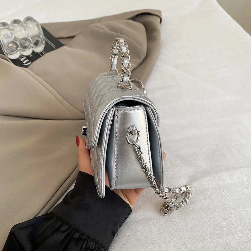 Sac bandoulière matelassé femme, anse rigide et longue chaîne