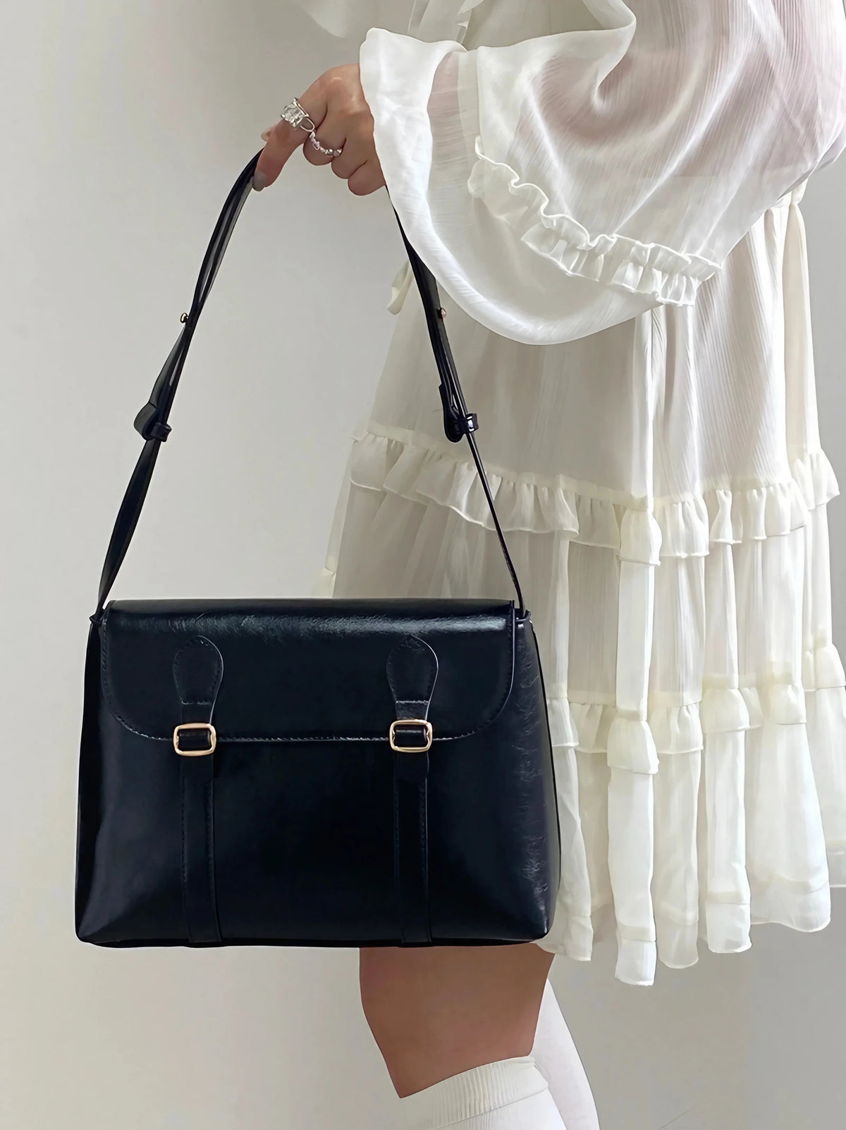 Sac besace femme noir à fermoir doré, 26 x 17 cm