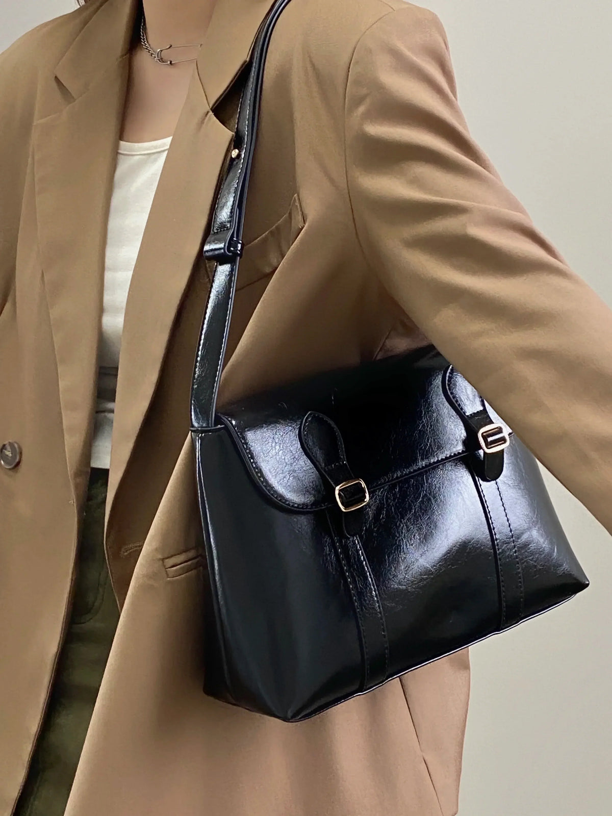 Sac besace femme noir à fermoir doré, 26 x 17 cm, noir