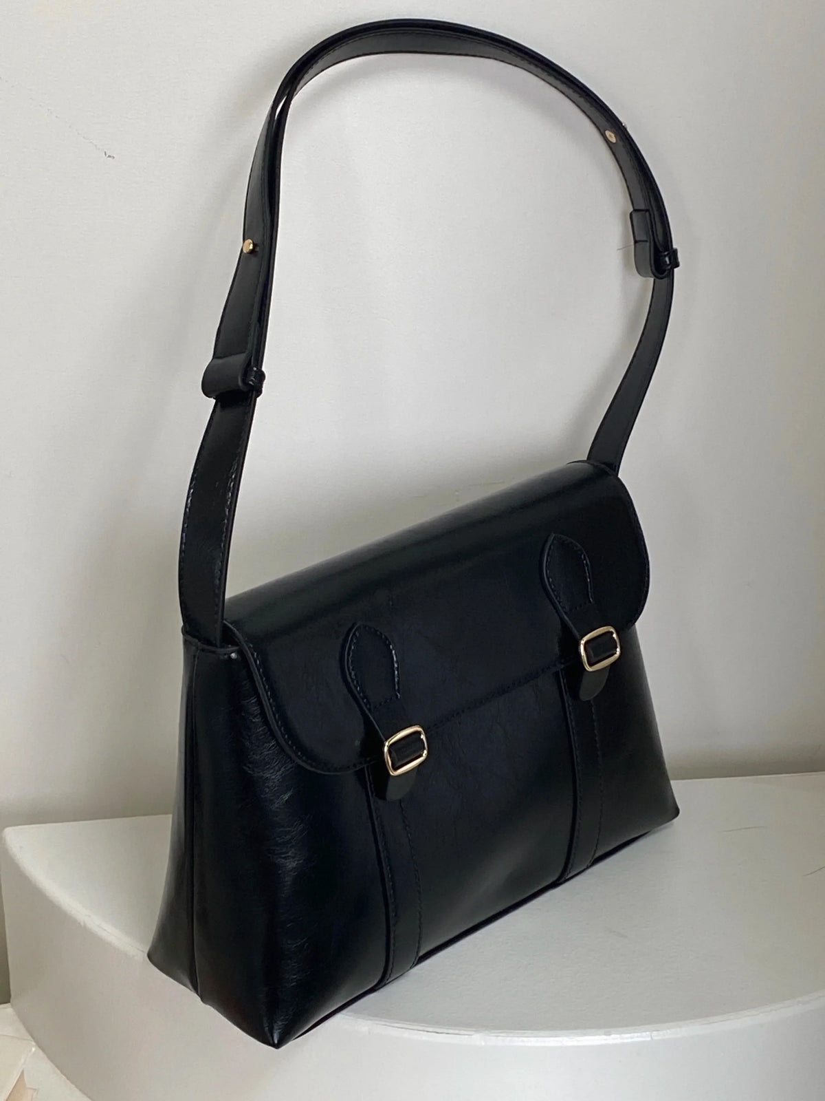 Sac besace femme noir à fermoir doré, 26 x 17 cm