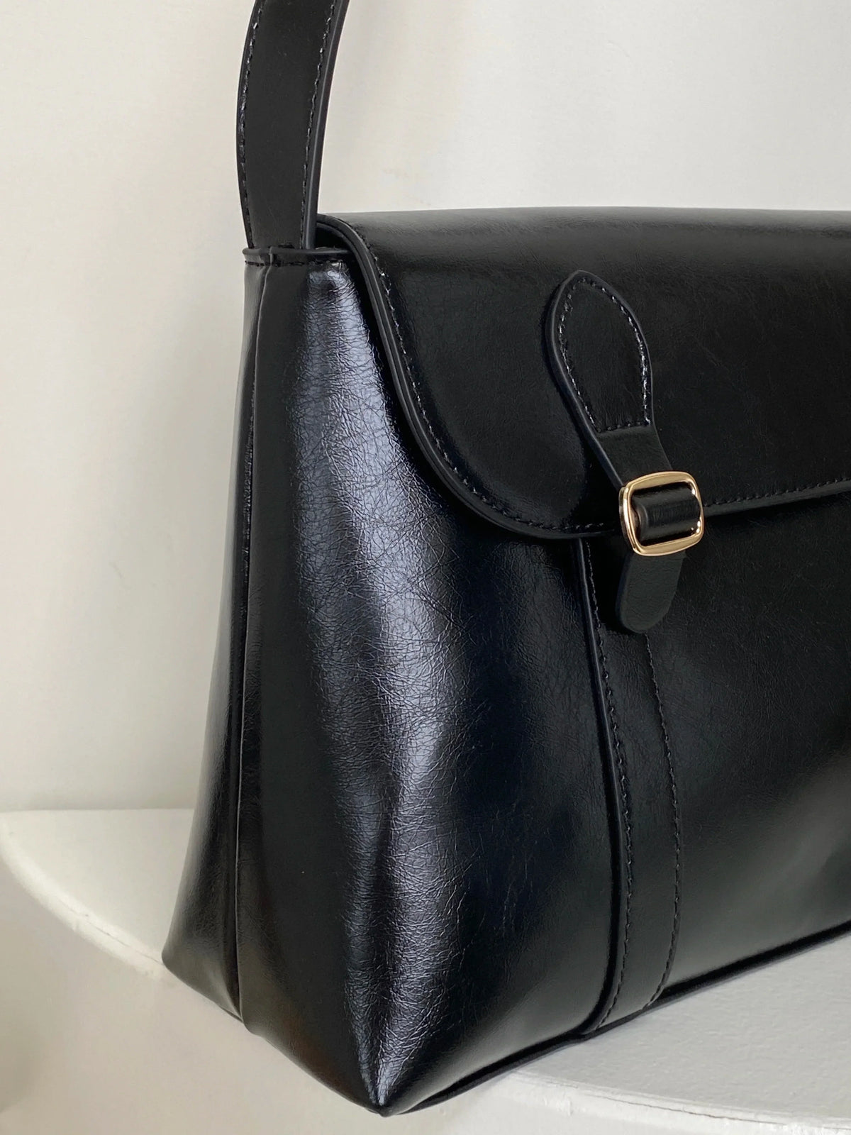 Sac besace femme noir à fermoir doré, 26 x 17 cm