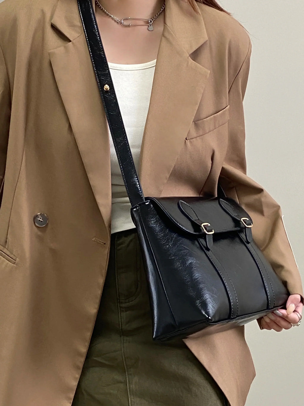Sac besace femme noir à fermoir doré, 26 x 17 cm