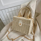 Petit sac carré en paille femme, chaîne dorée amovible