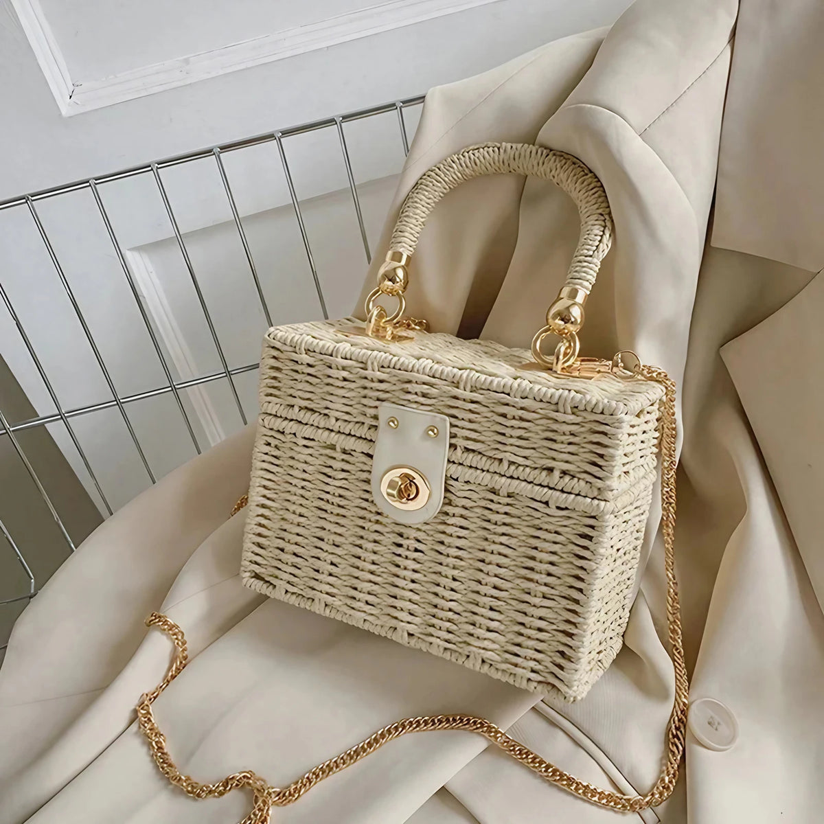 Petit sac carré en paille femme, chaîne dorée amovible