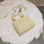 Petit sac carré en paille femme, chaîne dorée amovible