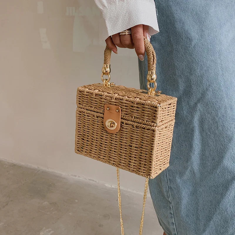 Petit sac carré en paille femme, chaîne dorée amovible