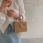 Petit sac carré en paille femme, chaîne dorée amovible