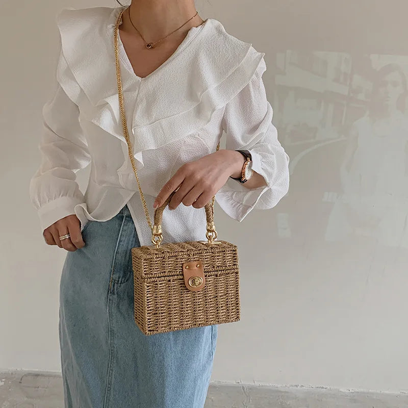 Petit sac carré en paille femme, chaîne dorée amovible