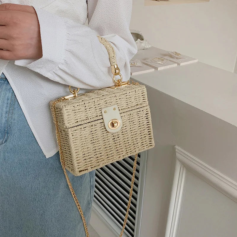Petit sac carré en paille femme, chaîne dorée amovible