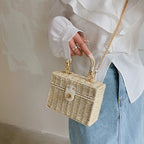 Petit sac carré en paille femme, chaîne dorée amovible