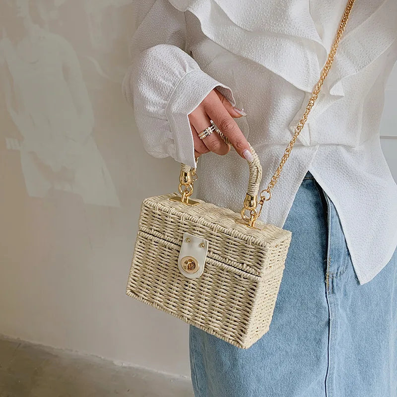 Petit sac carré en paille femme, chaîne dorée amovible