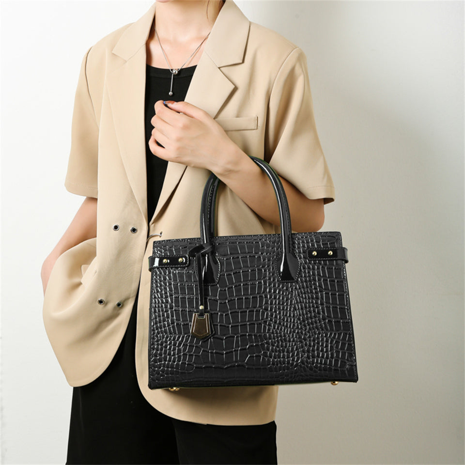 Sac à main carré verni noir à motif croco, 31 x 23 cm