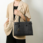 Sac à main carré verni noir à motif croco, 31 x 23 cm