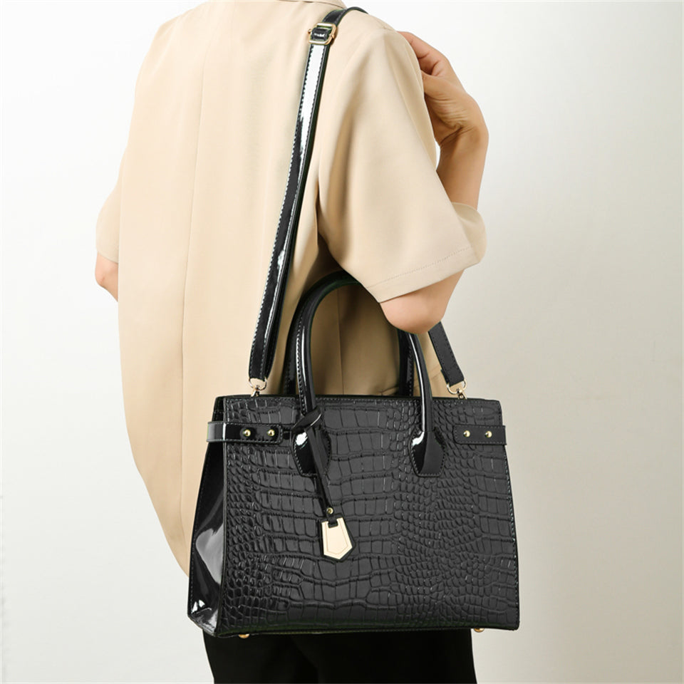 Sac à main carré verni noir à motif croco, 31 x 23 cm