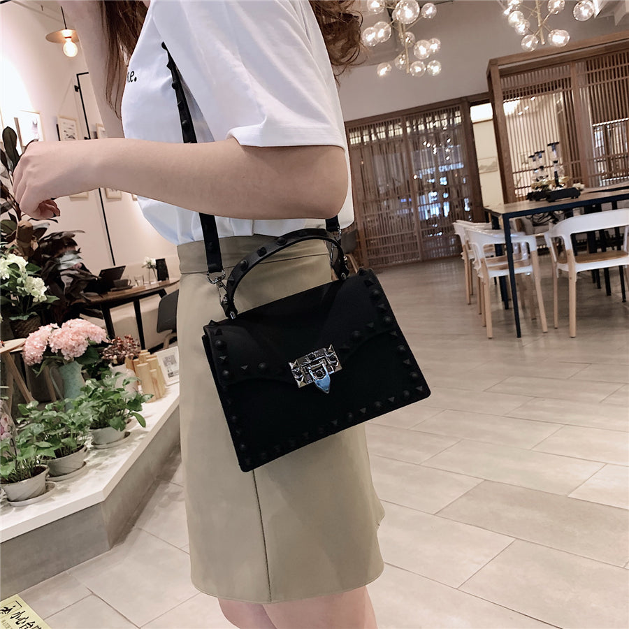 Sac cartable noir femme à clous, deux tailles