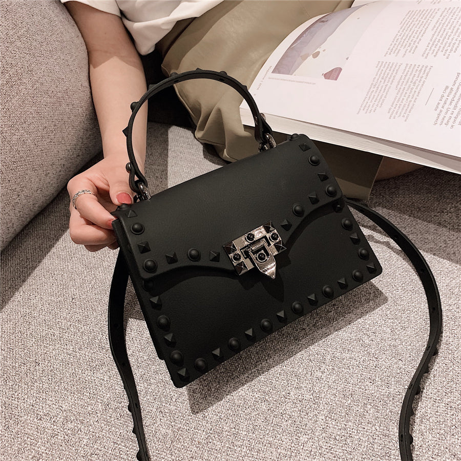 Sac cartable noir femme à clous, deux tailles
