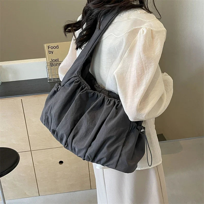 Sac porté épaule femme en nylon, devant froncé, poches à cordon