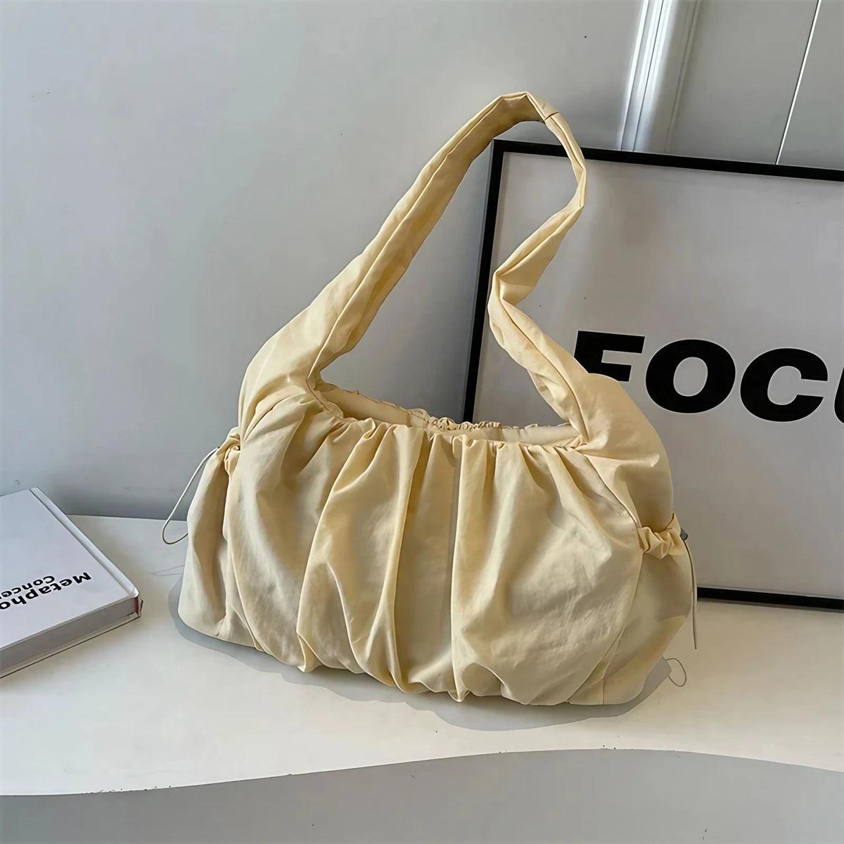 Sac porté épaule femme en nylon, devant froncé, poches à cordon, jaune