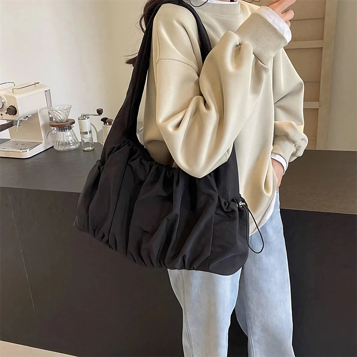 Sac porté épaule femme en nylon, devant froncé, poches à cordon, noir