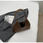 Petit sac hobo femme finition mate, fermeture zippée
