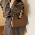Petit sac hobo femme finition mate, fermeture zippée