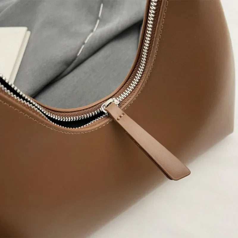 Petit sac hobo femme finition mate, fermeture zippée